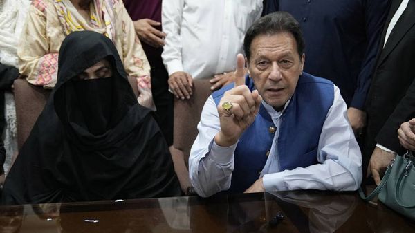 توقيف عمران خان وزوجته في تهم جديدة