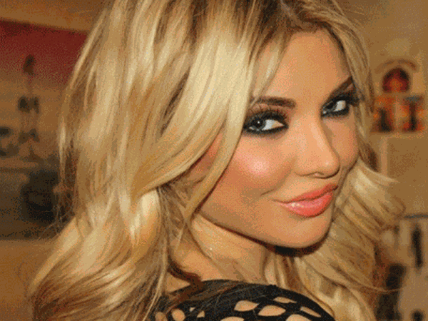 فيديو جديد لميريام كلينك على السرير بملابس شفافة!