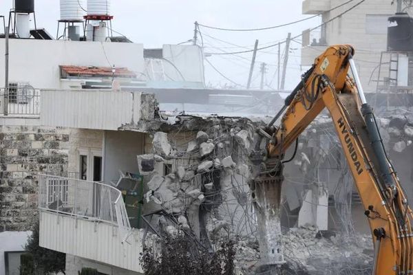 هدم منزل مواطن فلسطيني غرب مدينة الخليل!