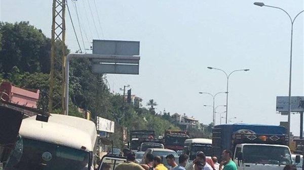 حادث سير بين حافلة لنقل الركاب وبيك اب على اوتوستراد الصفرا باتجاه جبيل وحركة المرور كثيفة (LBCI)