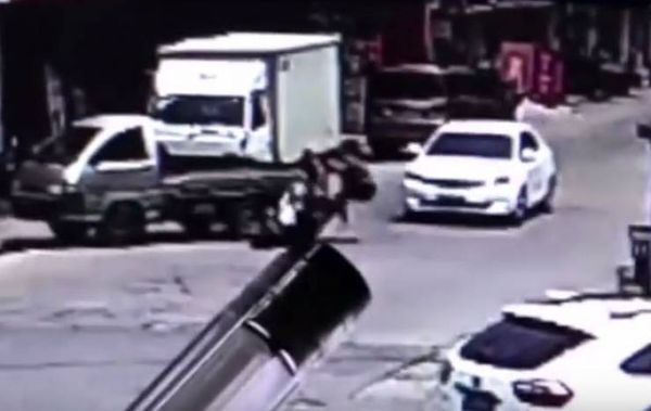 فيديو: لحظة إنقاذ امرأة من الموت دهسا أسفل سيارة