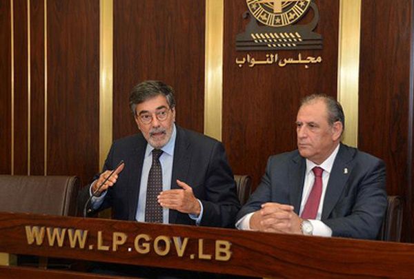 موظفو القطاع العام يعيشون قلقاً على رواتبهم.. قبل عيد الفطر
يوسف يطالب بإخضاع حسابات الماليّة لرقابة ديوان المحاسبة
والجراح يعتبر أن الوزير دفع غلاء المعيشة في مخصّصات بند الرواتب
ووزير الماليّة يؤكّد أن التهويل وخلافه لن يثنيني عن الالتزام بالقانون