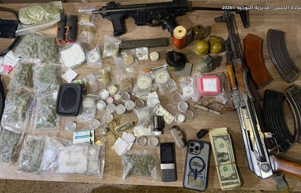 الجيش : عمليّات دهم وتوقيف أشخاص
وضبط كميّة من المخدّرات والأسلحة الحربيّة