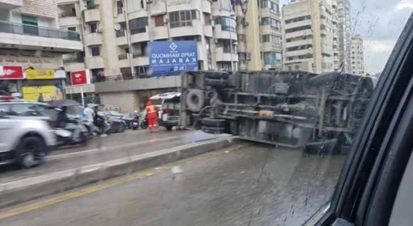إنقلاب شاحنة على سليم سلام... وقوى الأمن تتدخل