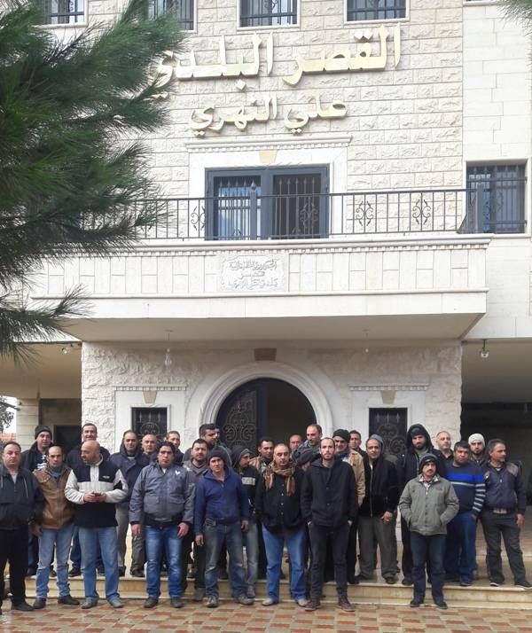 أصحاب المهن الحرة والمؤسسات التجارية في علي النهري اعتصموا احتجاجا على مزاحمة اليد العاملة السورية