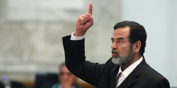 رسالة مسرّبة تكشف: صدّام عذّبوه أشدّ العذاب وتوقّع أن تزلزل المقاومة الأرض بعد الحكم بإعدامه