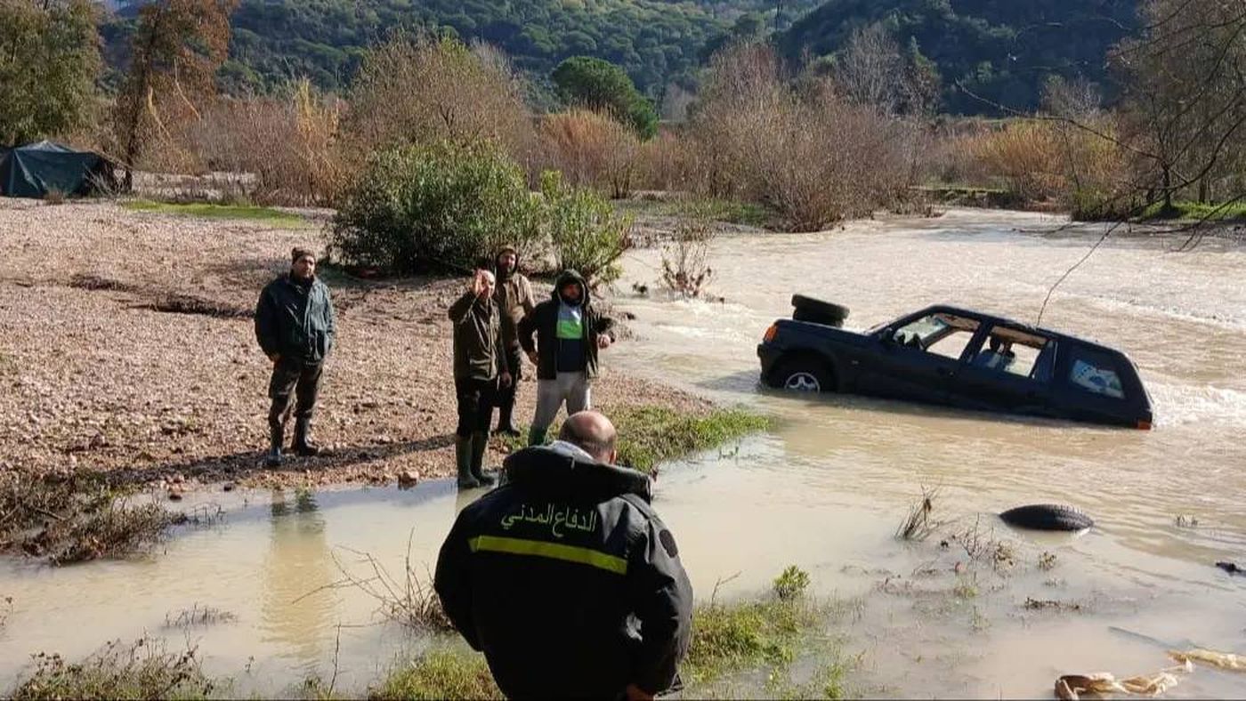 الدفاع المدني ينقذ مواطنين سقطت سيارتهم في نهر بسري