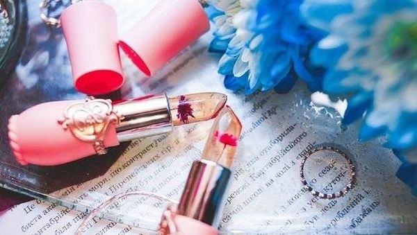 تجنبي أضرار أحمر الشفاه عن طريق الانتباه لهذه المعايير