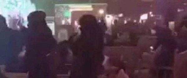 حفل مختلط على شاطئ سعودي يشعل غضباً.. أمير المنطقة يوقف الفعاليات ويفتح تحقيقاً ومتحدث رسمي: الاحتفال مُرخص (فيديو)