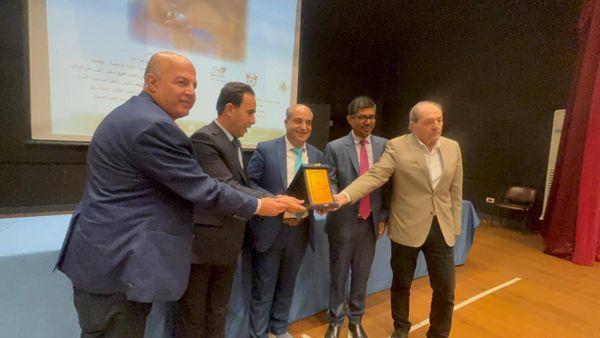 عالمية غاندي بو ذياب تُوّجَت بزيارة السفير الهندي إلى كهف الفنون