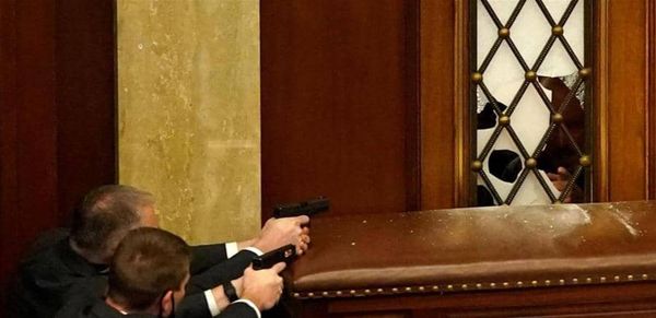 مكالمة يشوبها الذعر.. تفاصيل 90 دقيقة سبقت إرسال الدعم للكونغرس