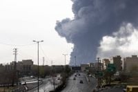 رصيف إيراني قرب هرمز يتعرض لهجوم أميركي إسرائيلي وسط انفجارات في طهران