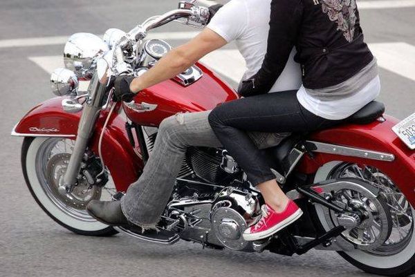 بالفيديو - أعمى يقود دراجة نارية بزوجته ويفلت من الشرطة!
