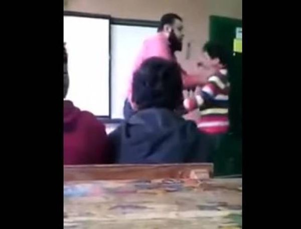 فيديو: معلم يضرب طالب بطريقة  وحشية أمام زملائه
