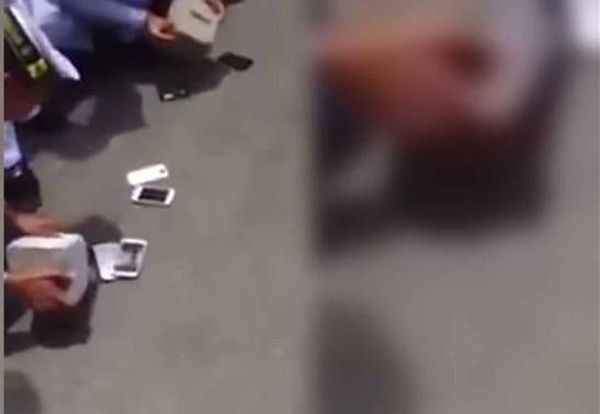 بالفيديو... أجبروهم على تحطيم هواتفهم كعقابٍ لهم والسبب ... ؟؟؟