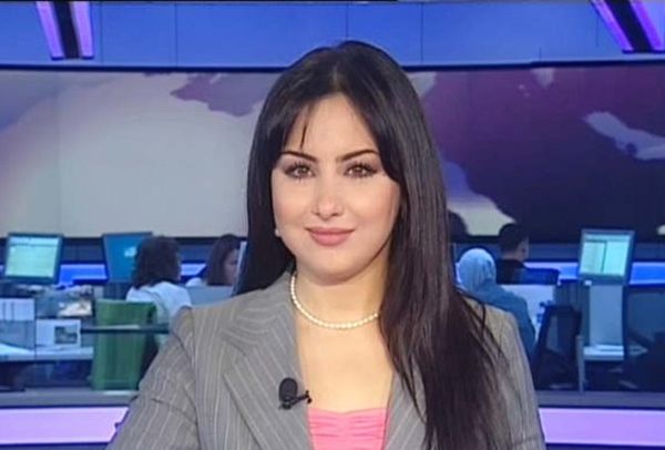 ابتسامة مذيعة تتسبب بطلاق زوجين 