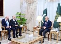 زرداري يستقبل الحجار في إسلام آباد... ويؤكد دعم باكستان سيادة لبنان واستقلاله