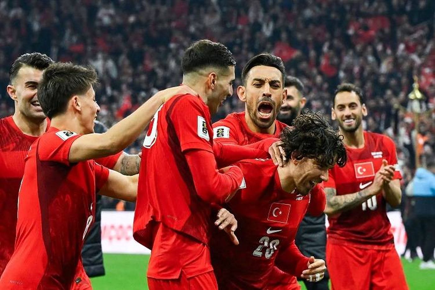 ايطاليا وتركيا على بعد خطوة من المونديال