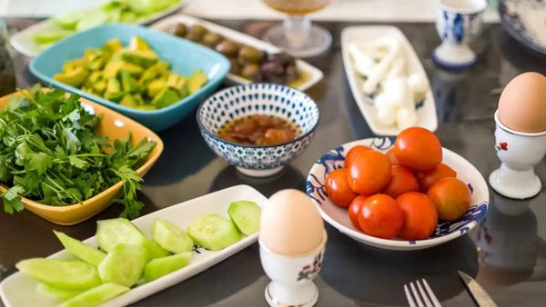 البروتين صباحاً قد يساعد في التحكم بالشهية... لكن ماذا عن الوزن؟