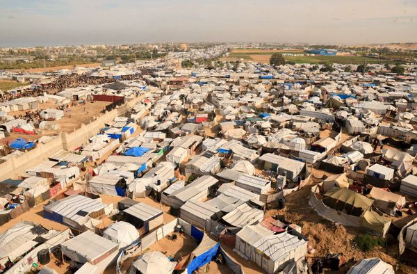 بين خطر القصف وقسوة الظروف الجوية
الغزيون يكابدون معاناة الحياة
