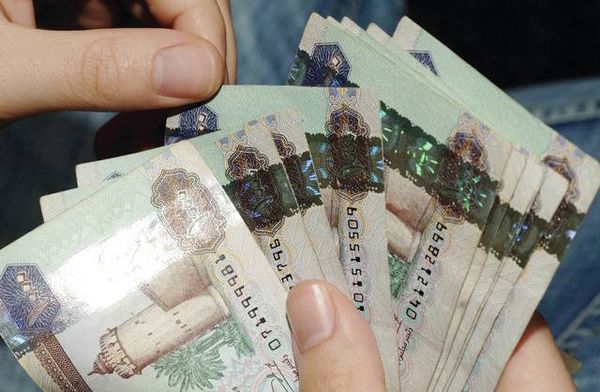 تقرير يحذر من مشكلة قروض في القطاع المصرفي بالإمارات