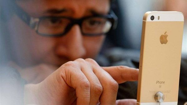 تطبيق يحذّر مستخدمي آيفون من اختراق هواتفهم