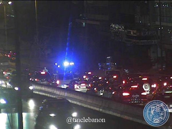 جريح نتيجة انقلاب سيارة اخر جسر الدورة باتجاه الكرنتينا