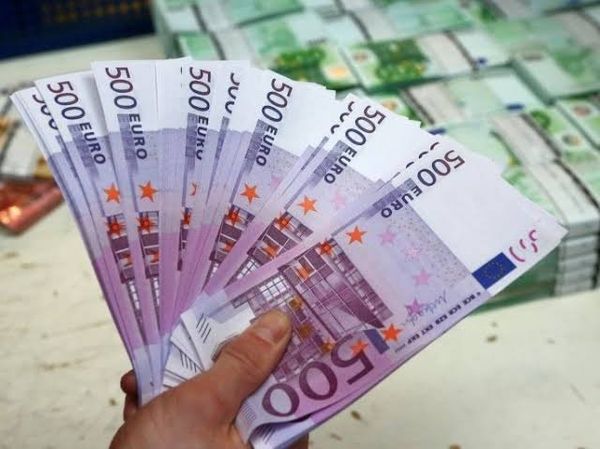 وسط ضغوط النفط والتضخم... اليورو يتراجع لأدنى مستوى في 17 شهراً