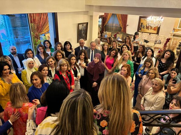 لقاء في دارة المحامية سهى بلوط الأسعد