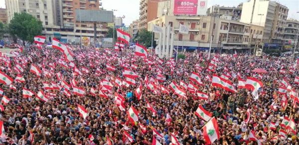 غضب من "تاتش" و "ألفا".. هذا ما طلبه المحتجون من الشركتين!