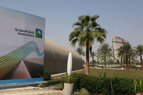 "أرامكو" السعودية ترفع سعر النفط لآسيا وتخفِّضه لأمريكا