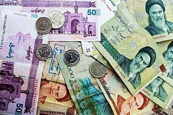 انهيار قياسي للتومان مع ارتفاع الدولار إلى مستويات تاريخية