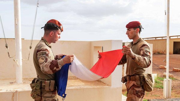 فرنسا تعلن تخفيض عديد عسكرييها في أفريقيا
