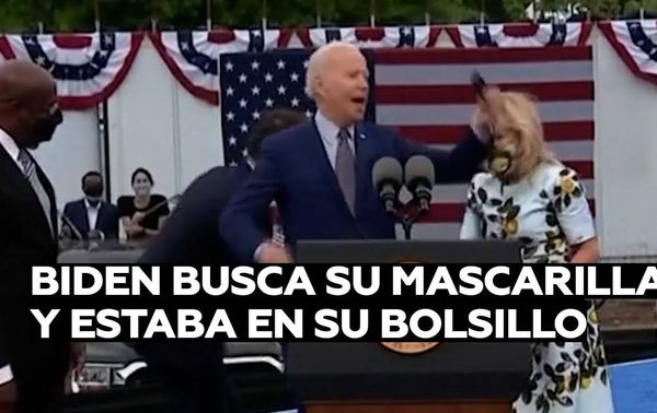 بايدن يضيع كمامته ومن ثم يجدها في جيبه!
