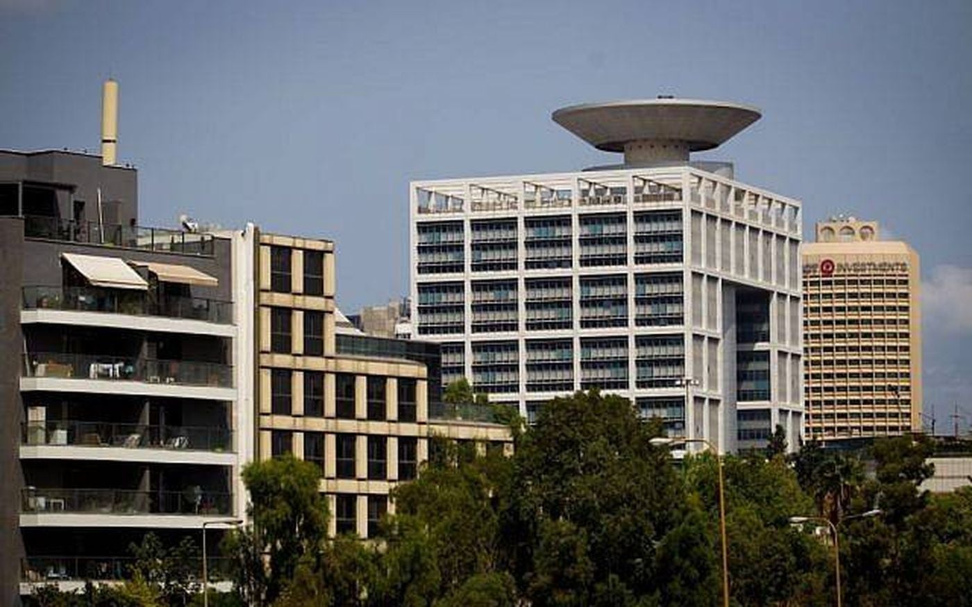 للإشتباه باتصاله بالمخابرات الايرانية.. اعتقال عامل في منزل وزير الدفاع 