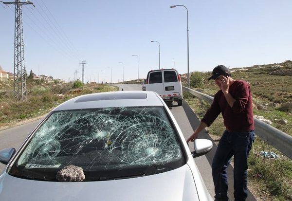 اصابة 5 فلسطينيين بعد استهداف مستوطنين لسيارتهم