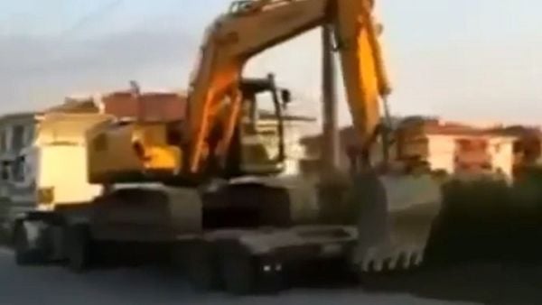 بالفيديو  اضحك مع جرافة وشاحنة يتعاونان 
