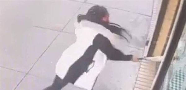 بعد نفاد وجبتها المفضلة.. امرأة تنتقم من مطعم خذلها