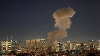 بالفيديو - صواريخ إيرانية تستهدف محطة كهرباء حيفا رداً على العدوان على حقل بارس