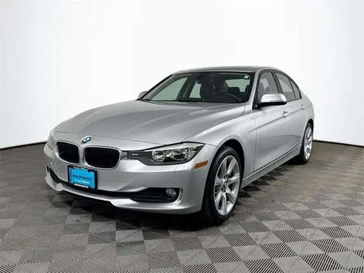خطر حريق في المحرك يرفع استدعاء BMW لمئات الآلاف من السيارات
