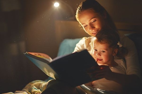 القراءة والخرف... ماذا كشفت مراجعة حديثة عن العلاقة بينهما؟