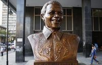 أرنب من البرونز في أذن ثمثال مانديلا يثير غضب حكومة جنوب إفريقيا