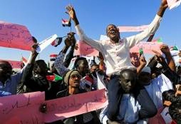 واشنطن بوست: البشير كان يستغل الانقسامات العرقية لعقود.. والآن السودان كله متحد ضده