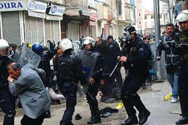 اعتقال 11 شخصا في اشتباكات بين الشرطة ومتظاهرين باسبانيا