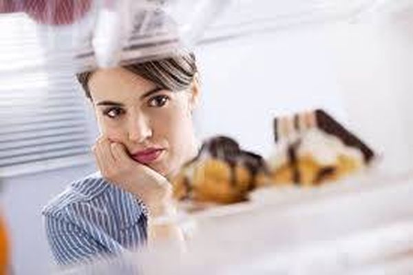 هل تلجئين إلى الأكل عند شعورك بالتوتر؟ تعلّمي حيلة تمنعك من ذلك