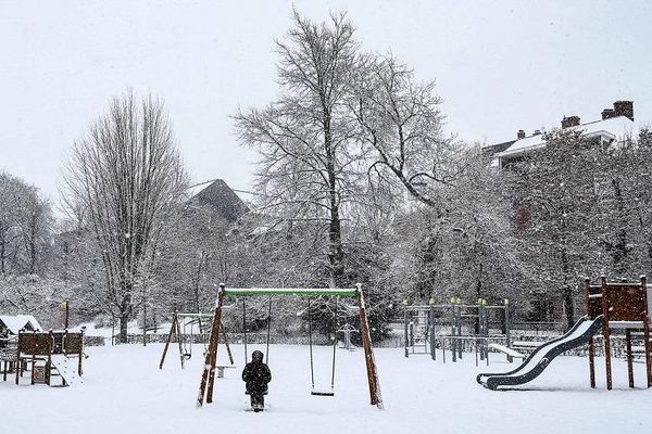 الثلوج تعطل حركة النقل والسفر في بريطانيا وفرنسا وهولندا