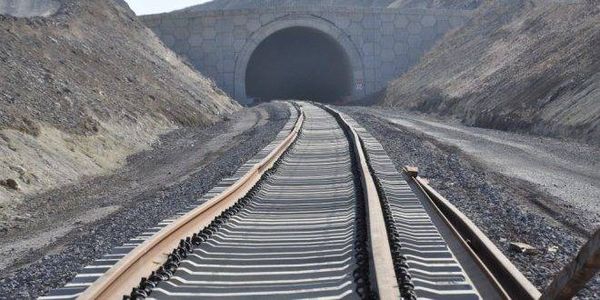 مروراً بالعراق.. إيران توجه بمد سكة حديد تصل إلى اللاذقية