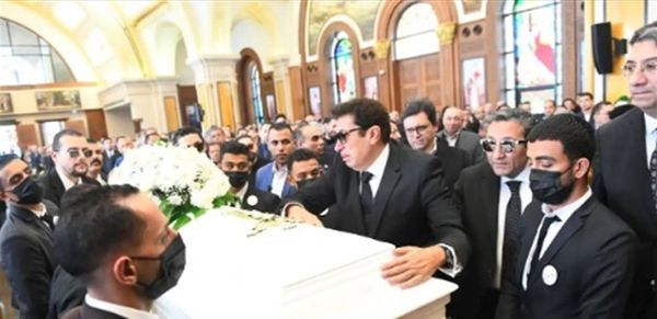 كان متأثّراً... هكذا ودّع الفنان هاني رمزي والدته