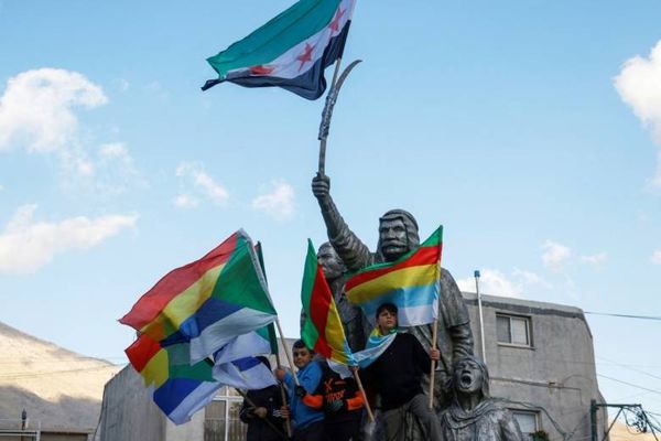 هل يدفع دروز سوريا ثمن لعبة الأمم كالأكراد؟
الهجري تلقّى نصائح من ظريف بعدم القطيعة مع دمشق
التطورات أكدت حكمة جنبلاط في قراءة المشهد السوري