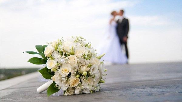 بالفيديو: في الذكرى العاشرة لزواجهما... هديّة مؤثّرة لم تتوقّعها من زوجها